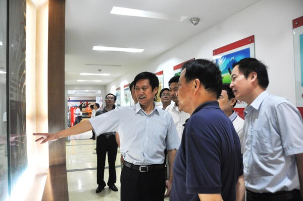 5.在集團總部，項義水水董事長像考察團介紹集團“三五”規劃.jpg
