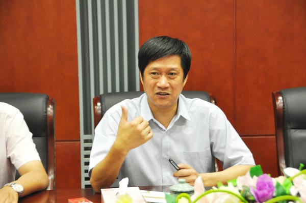 7.項義水董事長向考察團介紹華億集團發展狀況.jpg